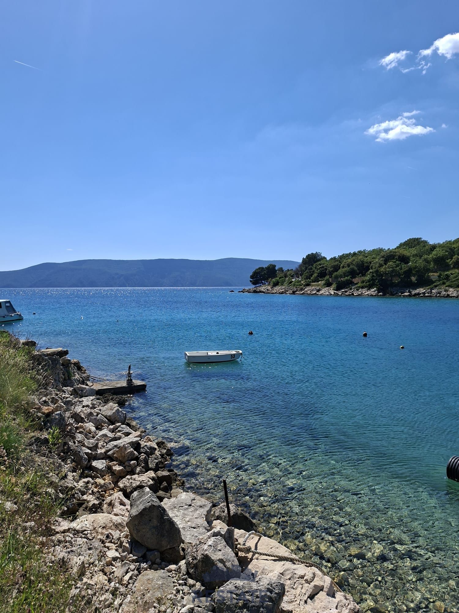 Otok KRK: Parcela L oblika, na ravnem terenu, blizu vsih priključkov, 800 m od morja