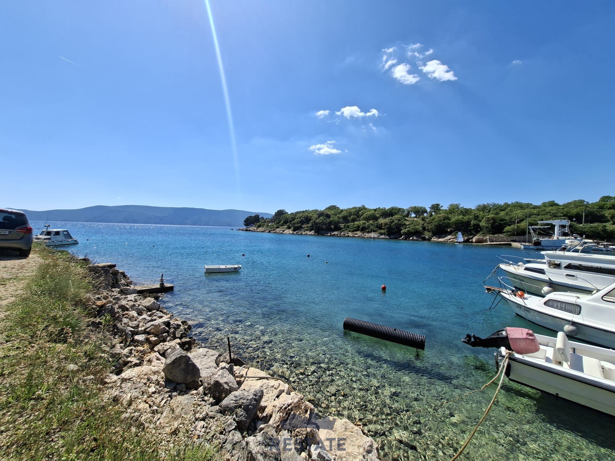 Otok KRK: Parcela L oblika, na ravnem terenu, blizu vsih priključkov, 800 m od morja