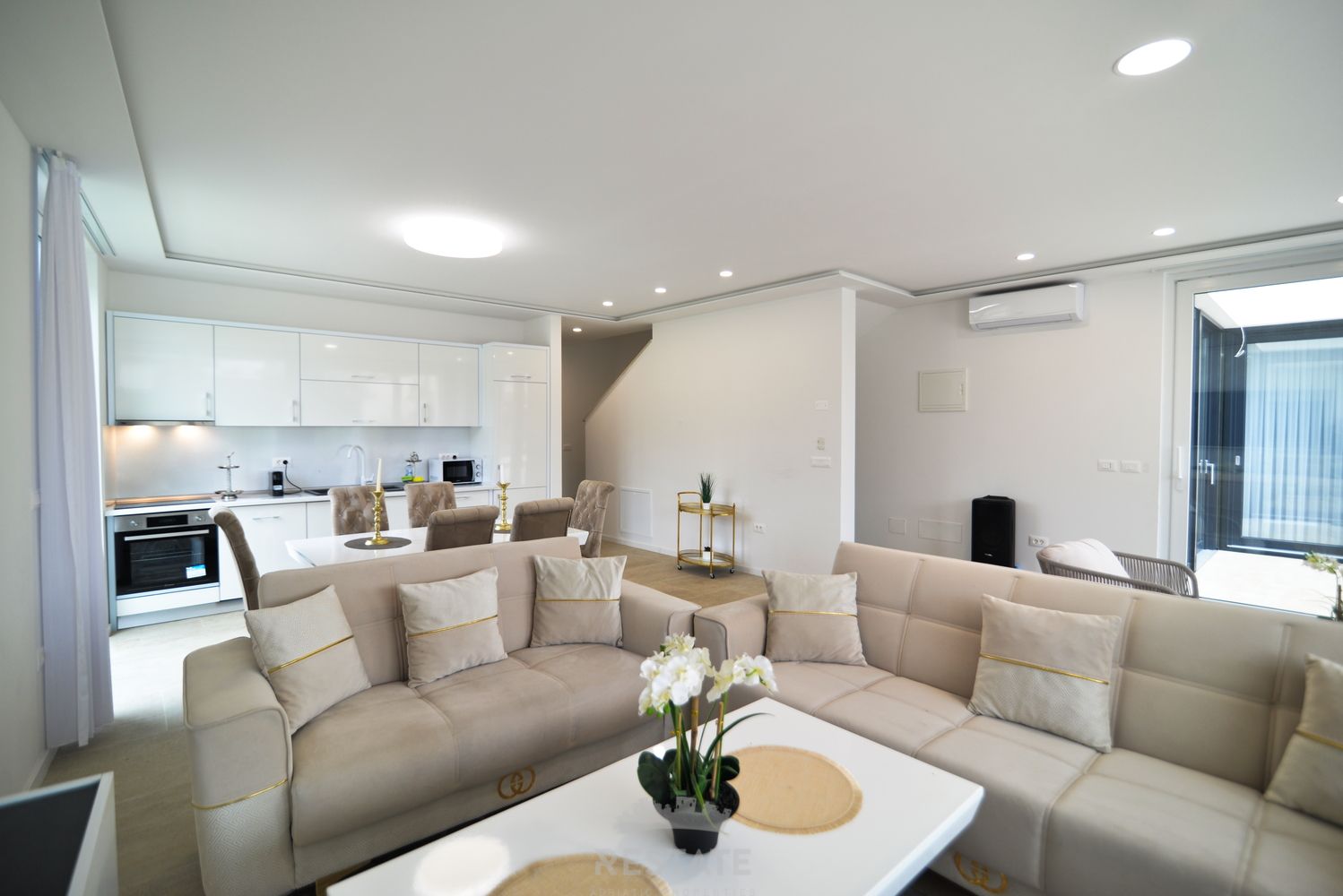 HOUSE WITH 2 UNITS & W/ POOL 2x (3-BED, 3-BATH) — Piantade 110 (& 110A)