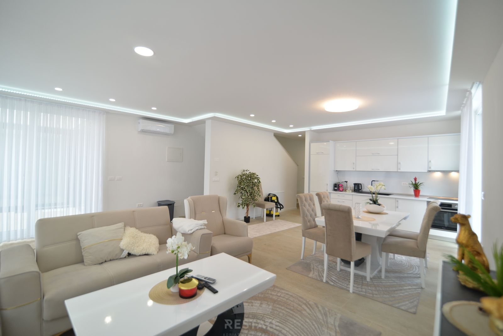 HOUSE WITH 2 UNITS & W/ POOL 2x (3-BED, 3-BATH) — Piantade 110 (& 110A)