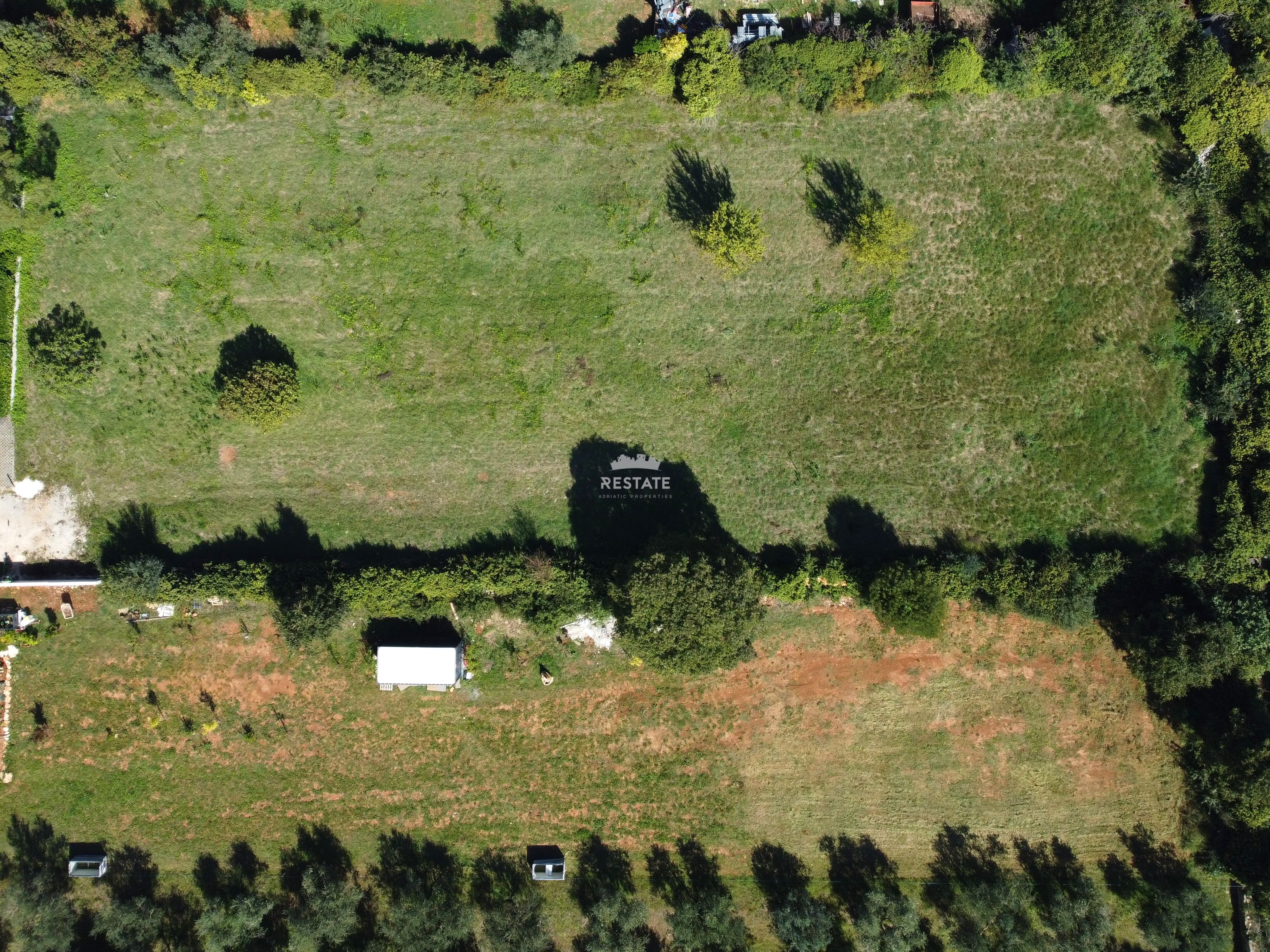 PARCELA s projektom - za izgradnjo 4 stanovanjskih enot — Peroj 108A