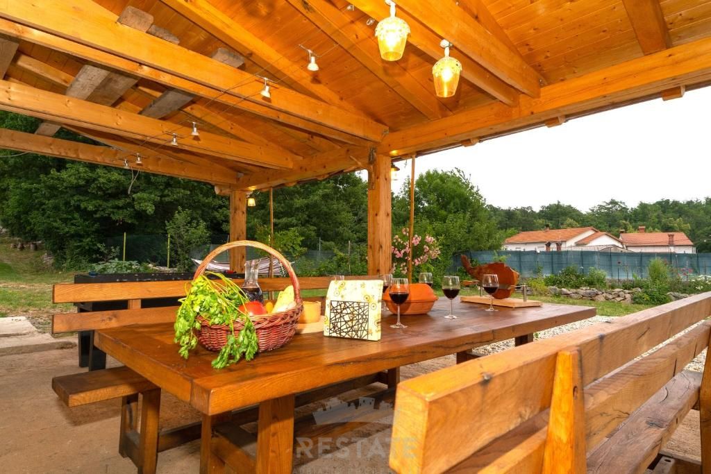 Oddamo_ hiša z bazenom in vrtom — Poljane 29