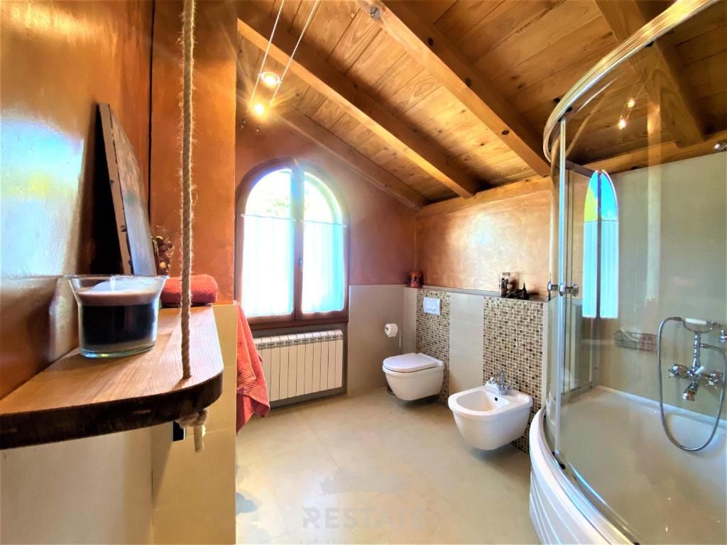 Oddamo_ hiša z bazenom in vrtom — Poljane 29