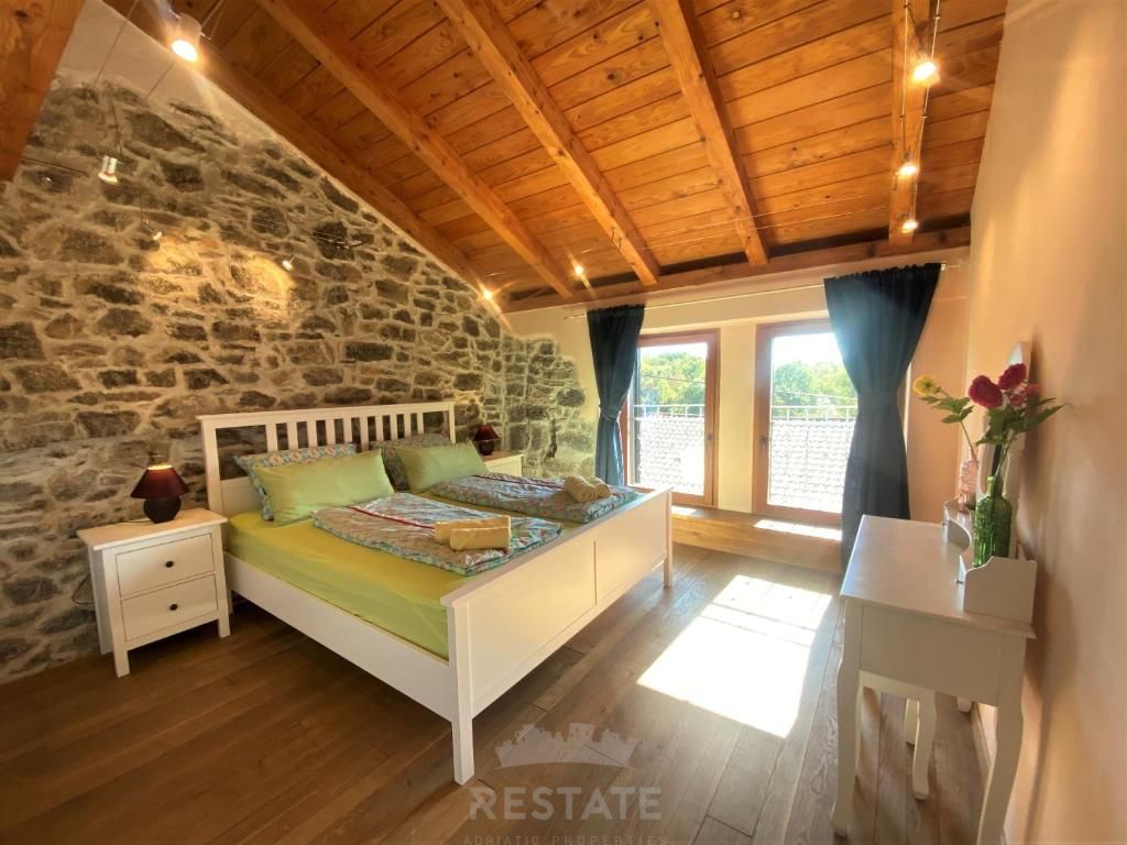 Oddamo_ hiša z bazenom in vrtom — Poljane 29