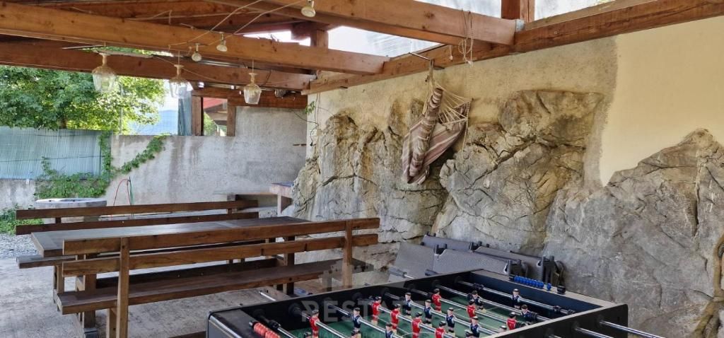 Oddamo_ hiša z bazenom in vrtom — Poljane 29