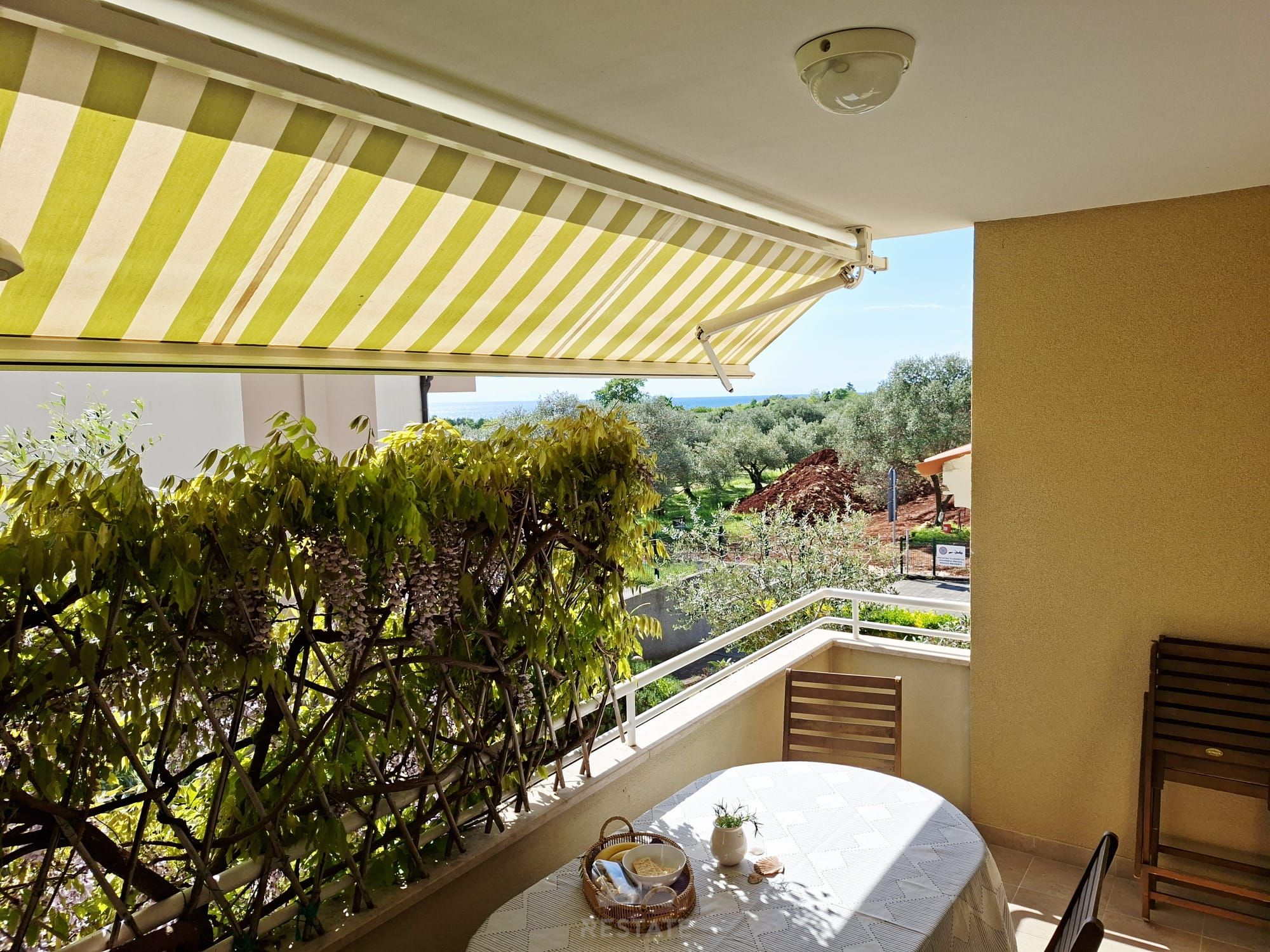 300 m od morja, opremljeno, 2S+DB, 1x PM, balkon, etažirano — Istarska ulica 21c