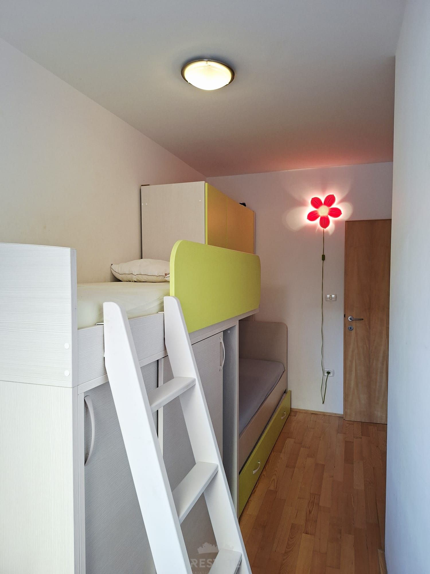 300 m od morja, opremljeno, 2S+DB, 1x PM, balkon, etažirano — Istarska ulica 21c